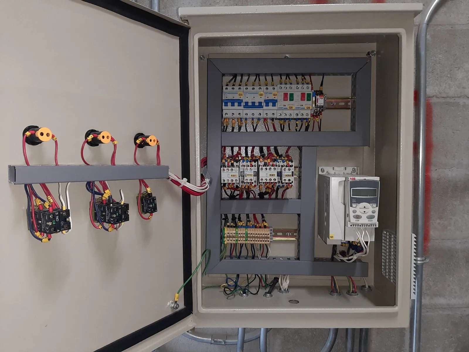 Mano con herramienta, centrada y de gran tamaño